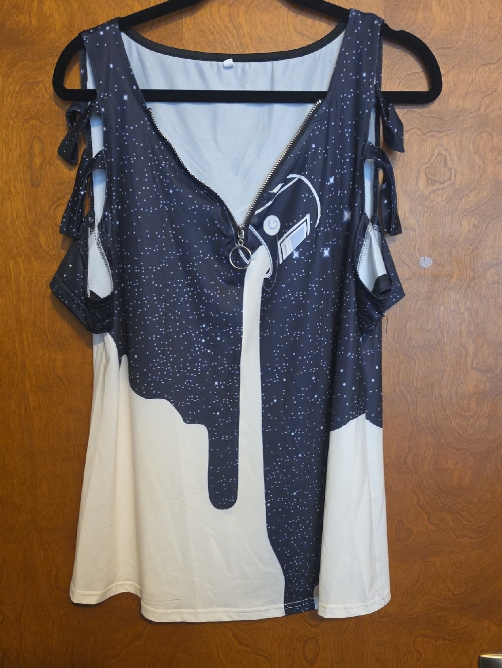 Women’s Black & White Cold-Shoulder Graphic Zip-Front Tank Top